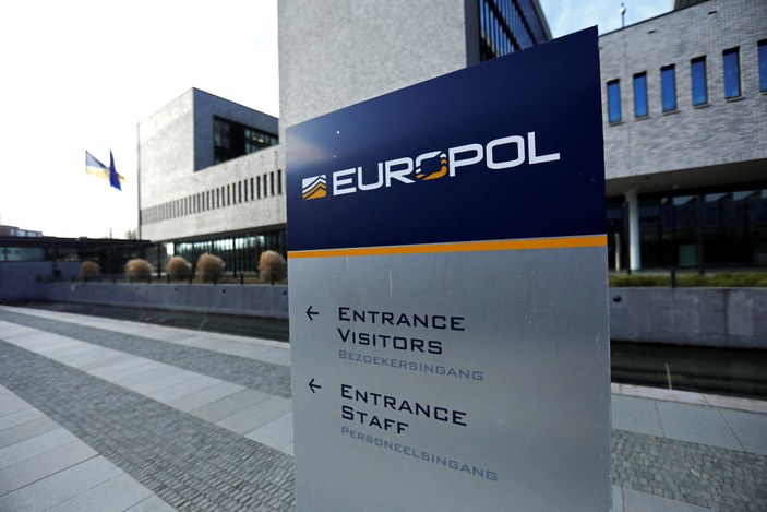 Avrupa'da 5 milyon euroluk dolandırıcılık yapan çete çökertildi