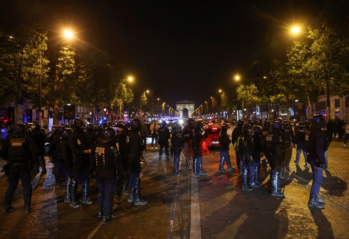 Fransa'da olaylar durulmuyor: Paris'in Şanzelize Caddesi tahliye edildi
