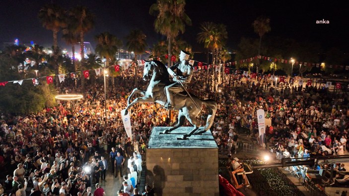 Antalya'da Atatürk heykeline konserli açılış