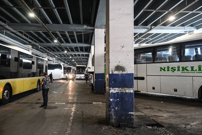 İstanbul Otogarı'nda korkutan görüntü! Kolon ve kirişlerdeki sıvaların döküldü