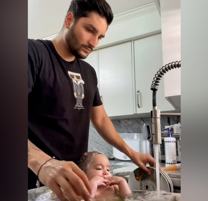 Sosyal medyada tepki g�ren payla��m: Bebe�ini bula��klarla birlikte y�kad�