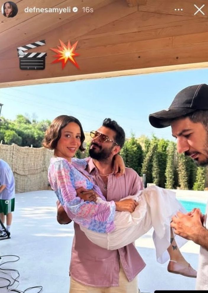 Defne Samyeli'nin sevgilisi Zeynep Bastık'ı kucakladı