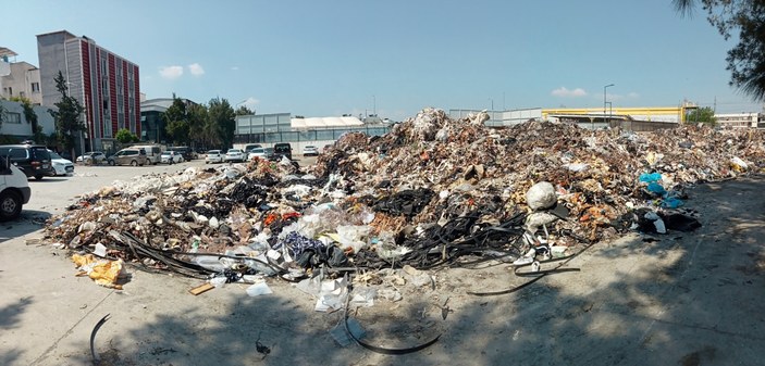 İzmir'de oluşan çöp dağları esnafı canından bezdirdi