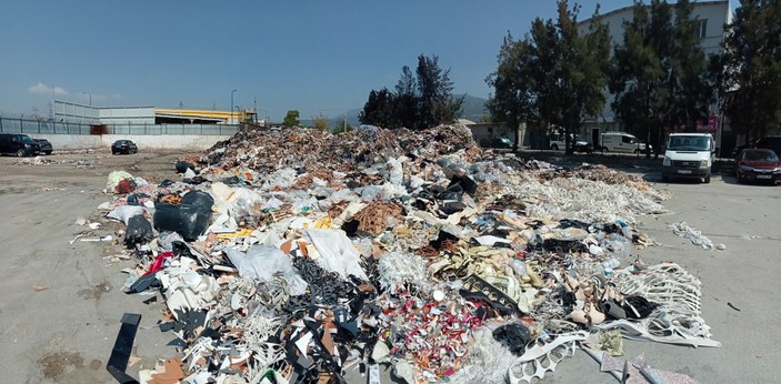 İzmir'de oluşan çöp dağları esnafı canından bezdirdi