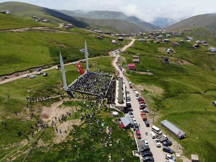 Gümüşhane'de üstü açık camide 562 yıldır çimen üzerinde Cuma namazı kılınıyor