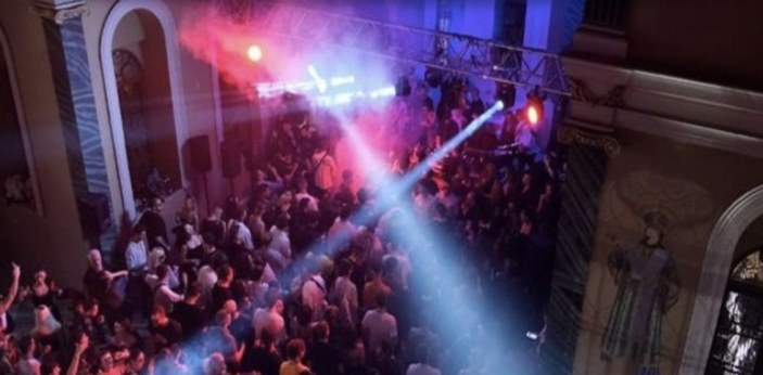 İzmir'de tarihi Aziz Vukolos Kilisesi'nde parti yapıldı
