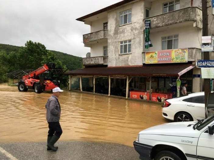 Sakarya'yı yağış vurdu: Tavuk çiftliğini su bastı 20 bine yakın civciv telef oldu