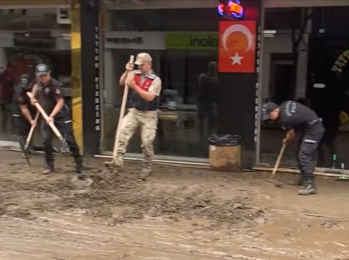 Ordu’da sel sonrası kapanan sahil yolunda çalışmalar sürüyor