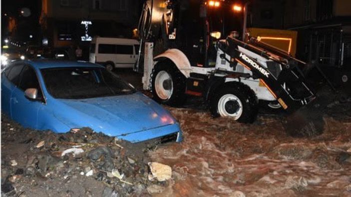 Ordu’da sel sonrası kapanan sahil yolunda çalışmalar sürüyor