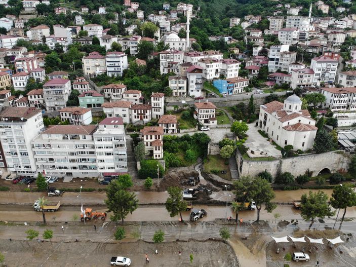Ordu’da sel sonrası kapanan sahil yolunda çalışmalar sürüyor