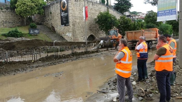 Ordu’da sel sonrası kapanan sahil yolunda çalışmalar sürüyor
