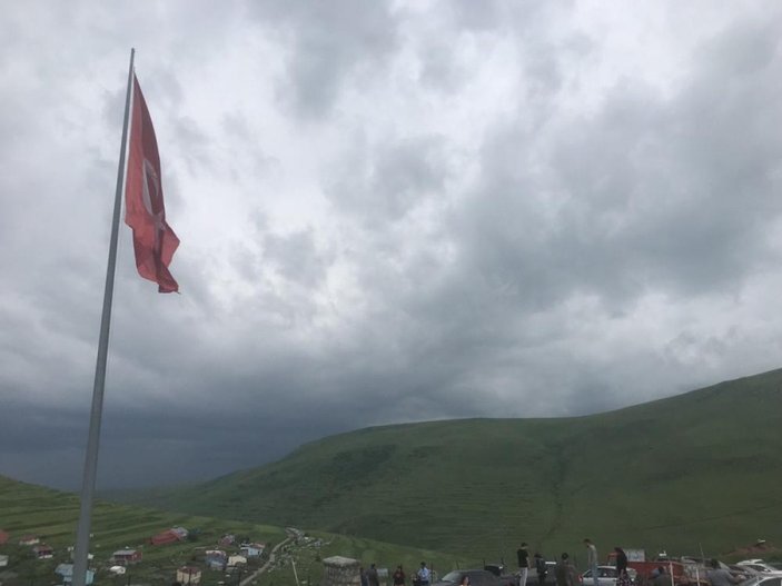 Ardahan'da Atatürk silüeti bulutlu havaya takıldı