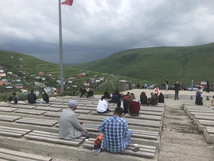 Ardahan'da Atatürk silüeti bulutlu havaya takıldı