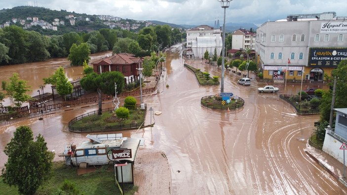 Bartın'da sel sularının çekildiği bölgelerde temizliğe Mehmetçik de destek veriyor