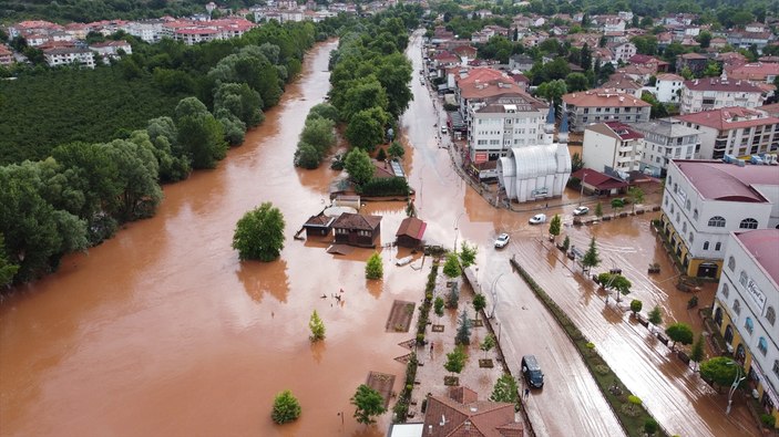 Bartın'da sel sularının çekildiği bölgelerde temizliğe Mehmetçik de destek veriyor