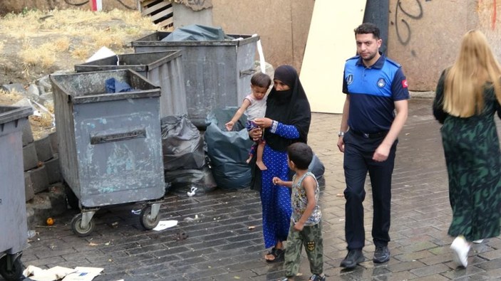 İstanbul Karaköy’de çöpten yemek yeme numarasıyla dilencilik yapan kadınlar tepki çekti