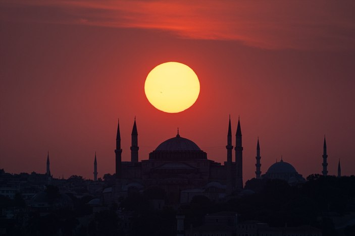 İstanbul'da günbatımı, eşsiz görüntüsüyle seyir zevki sundu