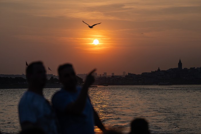 İstanbul'da günbatımı, eşsiz görüntüsüyle seyir zevki sundu