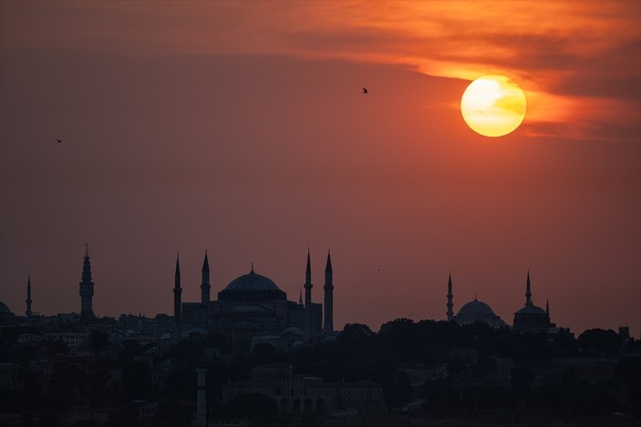 İstanbul'da günbatımı, eşsiz görüntüsüyle seyir zevki sundu