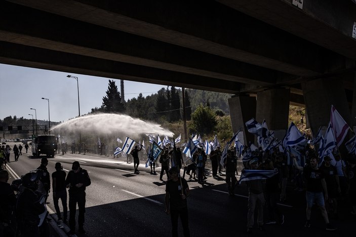 Netanyahu'nun yargı reformunu protesto etmek için binlerce vatandaş sokaklara döküldü