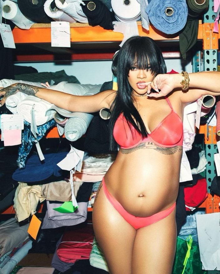Rihanna, yeni hamilelik pozları geldi