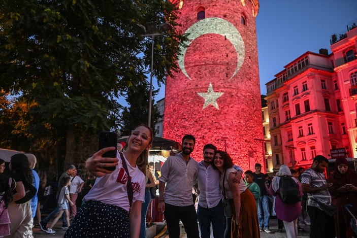 İstanbul'un simge yapılarında 15 Temmuz'a özel mapping gösterimi