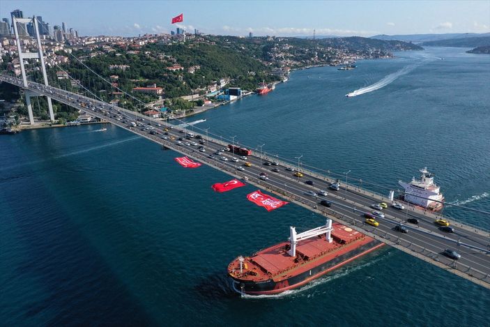 Türk bayrağı, 15 Temmuz Şehitler Köprüsü'nde dalgalandı