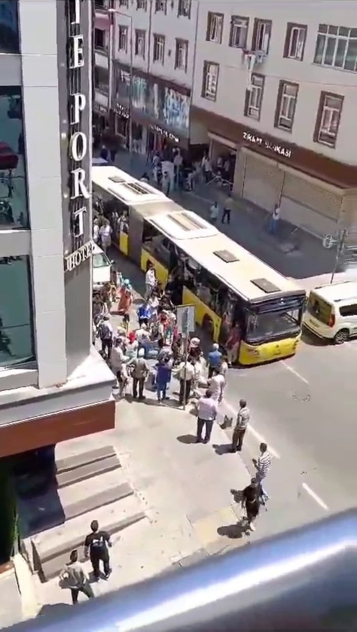 Arnavutköy'de İETT arızası! Vatandaşlar sıcakta yürümek zorunda kaldı