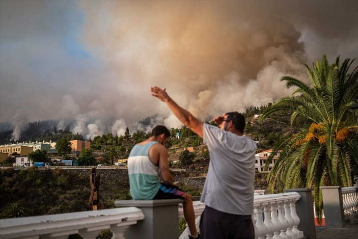 İspanya'nın La Palma Adası'nda çıkan yangın nedeniyle 4 bin kişi tahliye edildi