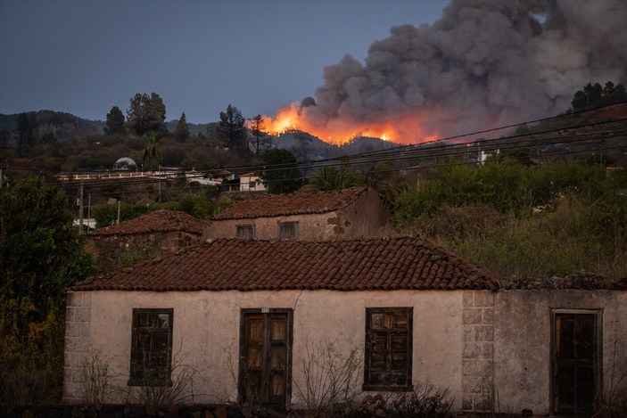 İspanya'nın La Palma Adası'nda çıkan yangın nedeniyle 4 bin kişi tahliye edildi