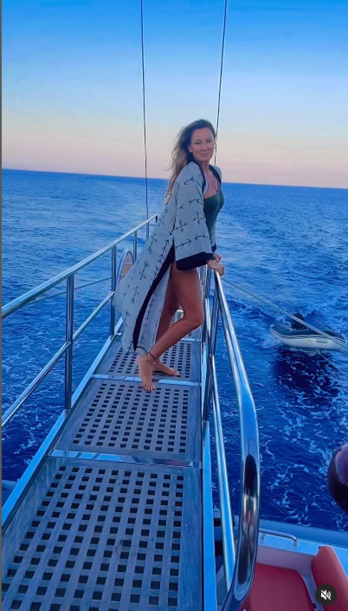 Pınar Altuğ'un tekne tatili eleştirildi
