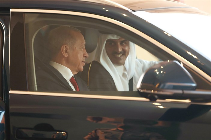 Cumhurbaşkanı Erdoğan Katar'da: Katar Emiri'ne Togg hediye edildi