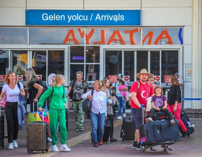 Antalya'ya hava yoluyla gelen turist sayısı 7 milyonu aştı #2