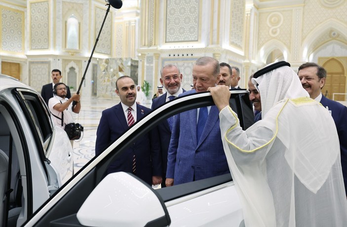 Cumhurbaşkanı Erdoğan'ın son durağı BAE: Al Nahyan'a Togg hediye edildi