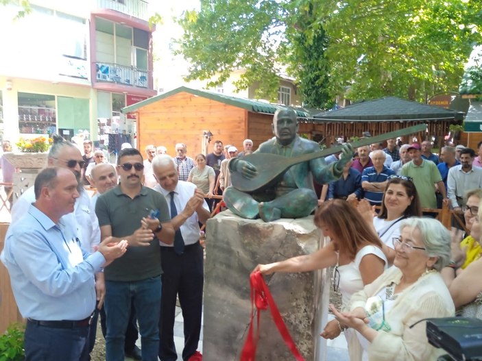 CHP'li Ardanuç Belediyesi, yaptırdığı Aşık Efkarı heykelini törenle açtı