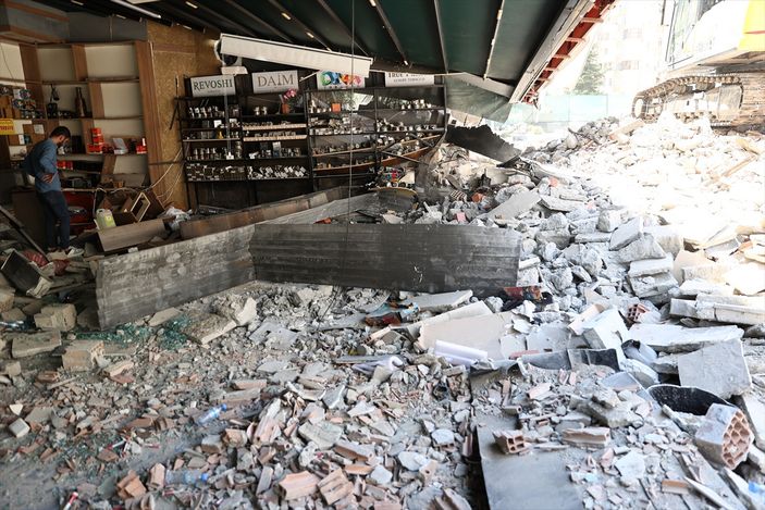 Depremin vurduğu Adana'da hasarlı bina kontrollü yıkım sırasında çöktü