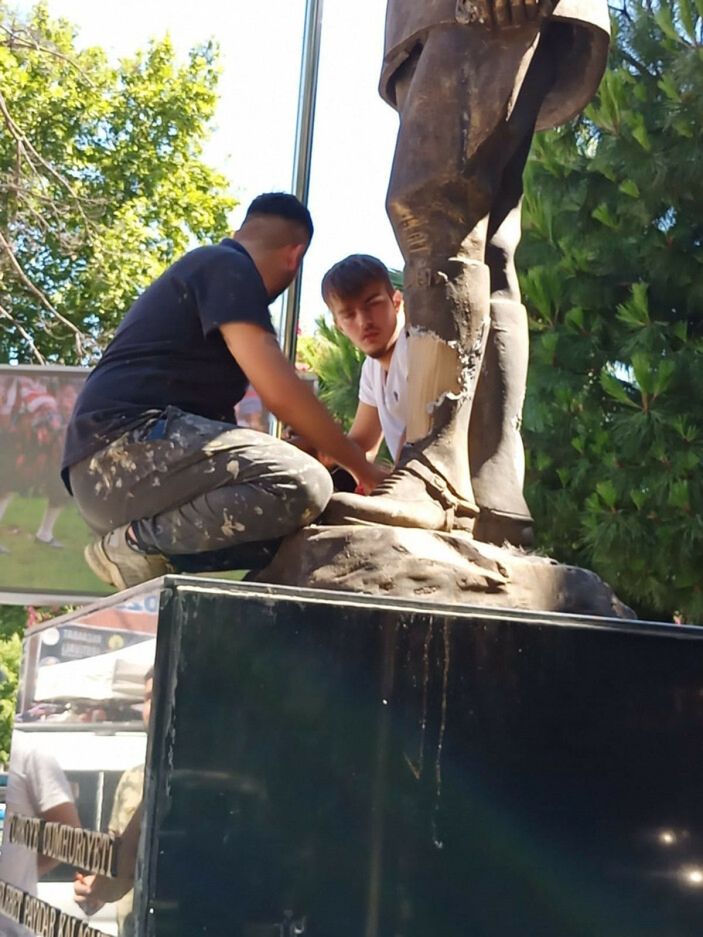 Trabzon’da Atatürk heykeline balyozla saldırı anı ortaya çıktı