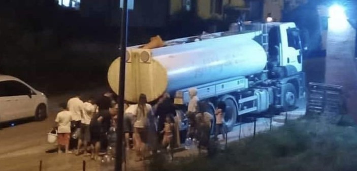 CHP'li Bilecik Belediyesi sular kesilince vatandaşa tankerlerle su dağıttı