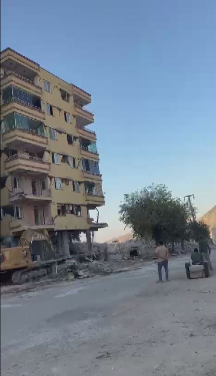 Hatay'da yıkım çalışması izleyen vatandaşların panik anı kamerada