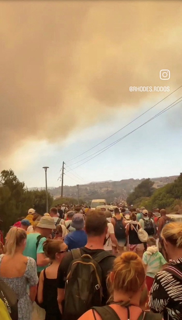 Rodos'ta orman yangınıyla mücadele: Yerleşim birimlerine ulaştı