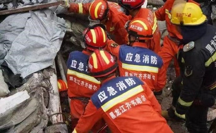 Çin'de orta okul spor salonunun çatısı çöktü: 11 kişinin cesedi çıkarıldı