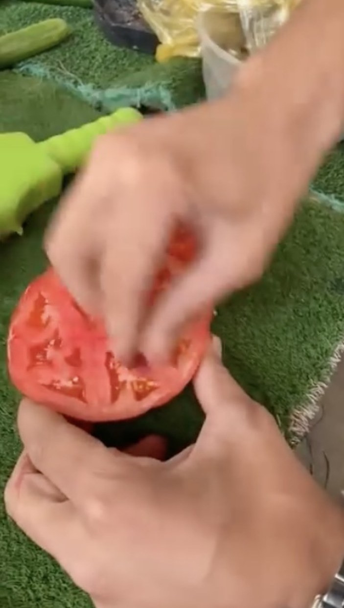 Pazarda domates oyunu: Rengini değiştirmek için kiraz sürdü