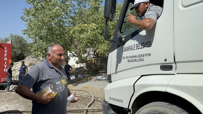 Manisa'da evi yanan vatandaş yangın söndürme ekiplerine erik suyu ikram etti