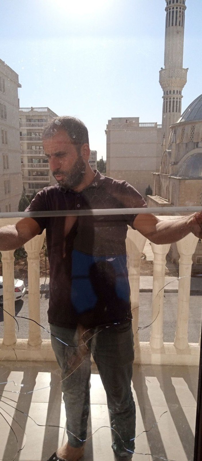 Mardin'de sıcak havaya dayanamayan cam çatladı