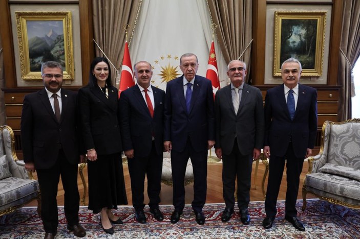 İncirliova Belediye Başkanı Aytekin Kaya'ya rozetini Cumhurbaşkanı Erdoğan taktı