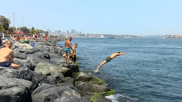 İstanbul'da sıcak havadan bunalanlar denize girerek serinledi #6