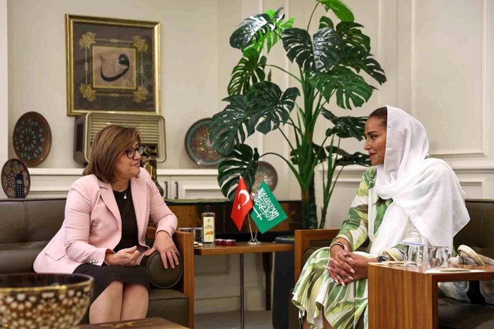 Suudi Arabistan Prensesi Lamia Bint Majid Al Saud, Nurdağı'nda depremzedeleri ziyaret etti