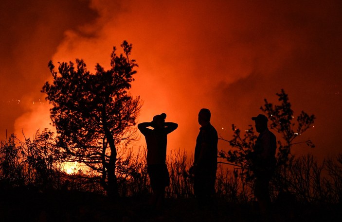Orman yangınlarında son durum: İzmir, Antalya ve Çanakkale'de mücadele sürüyor