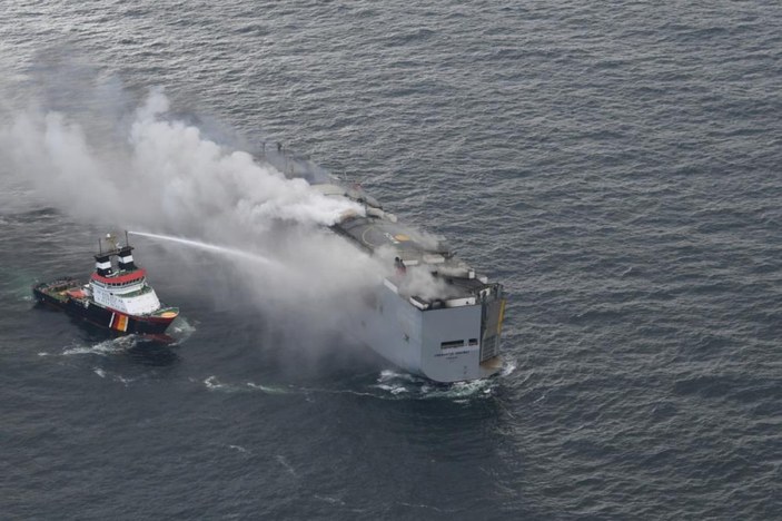 Hollanda'da binlerce otomobili taşıyan gemi günlerdir yanıyor