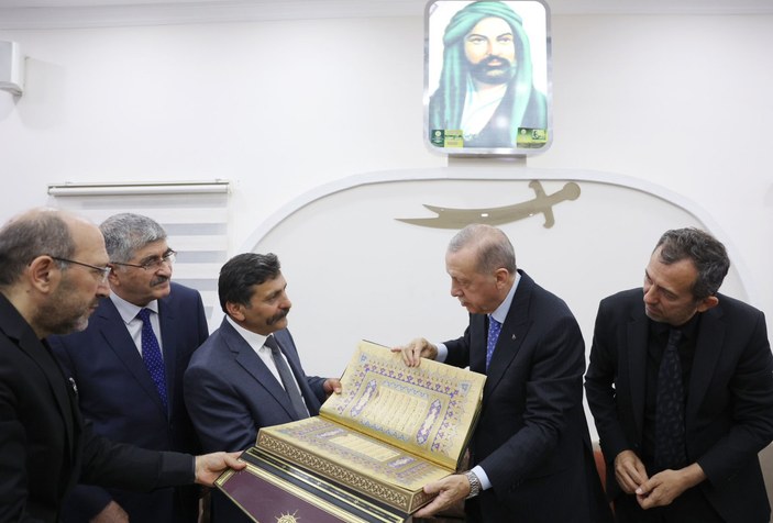 Cumhurbaşkanı Erdoğan cemevinde muharrem ayı iftarına katıldı
